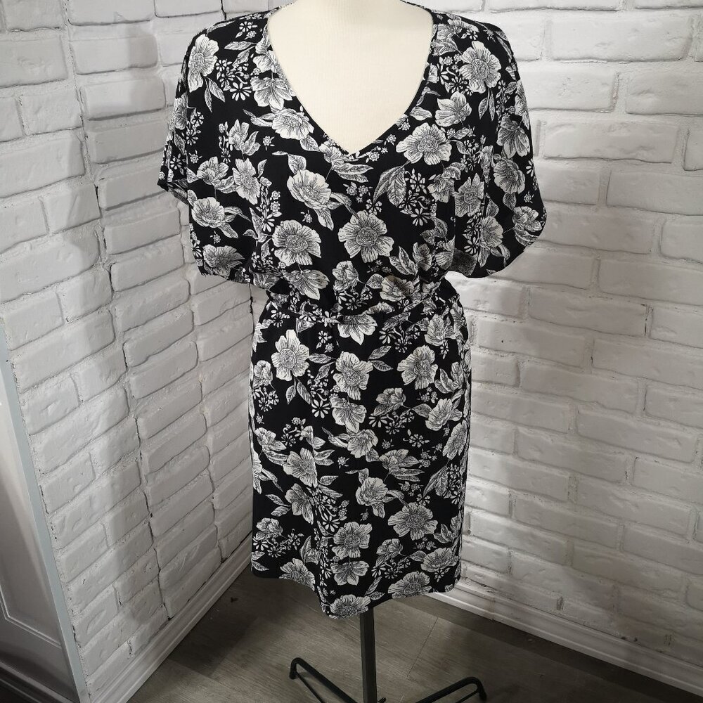 Mario Serrani Ladies Size Large Black & White Floral Pattern V-neck Cover Up